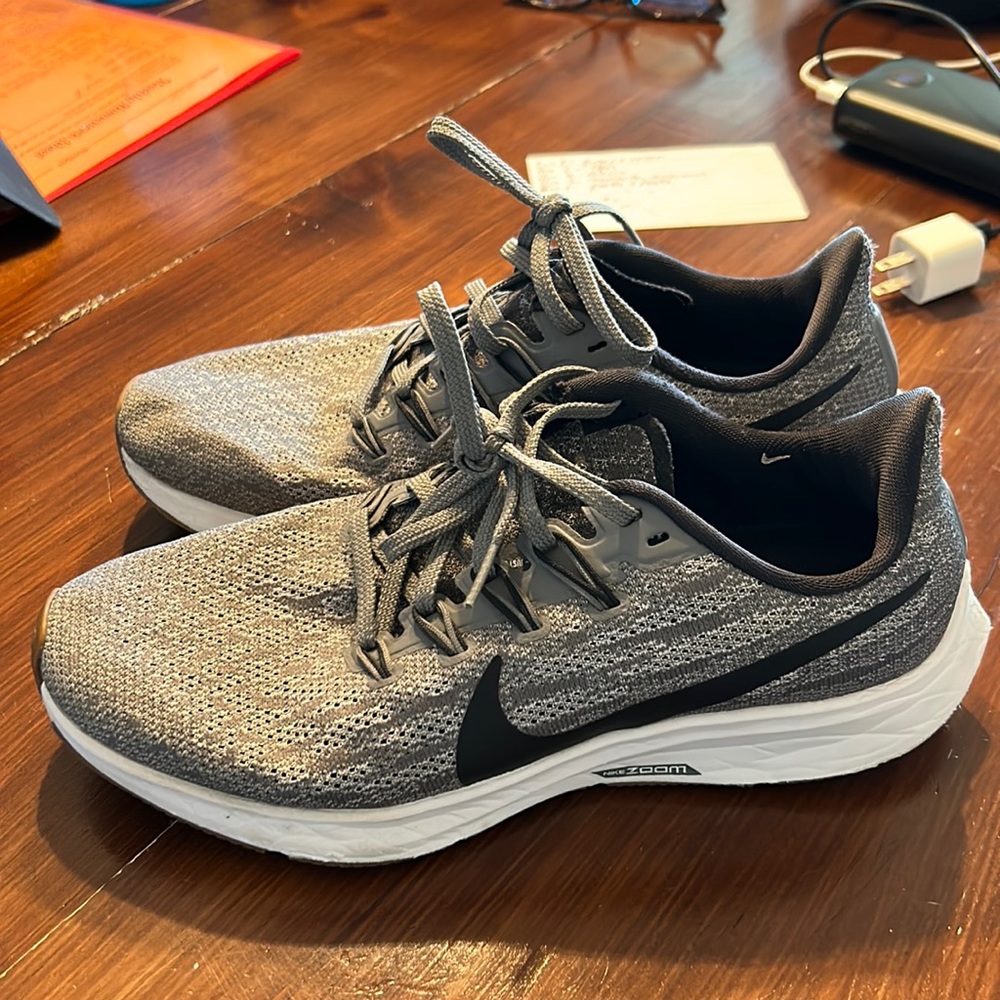 Sz 8 women’s gray Nike tennis shoes. Excellent condition!